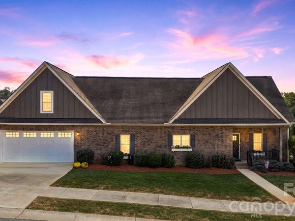 1258 10th Street Place NW, Hickory, NC 28601