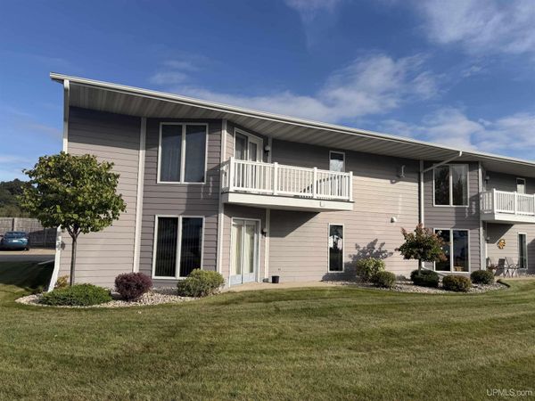 2000 Lake Shore Drive, Gladstone, MI 49837