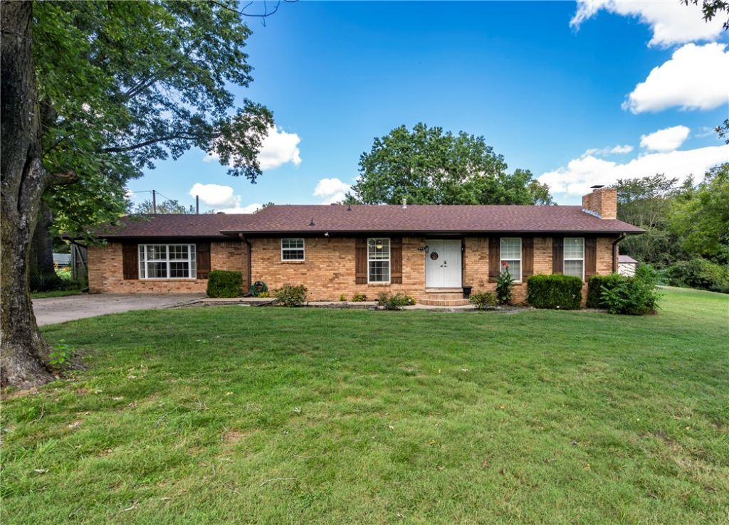 203 W Raines Road Siloam Springs, AR 72761