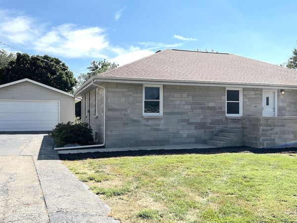105 W Jackson Street W, Mahomet, IL 61853
