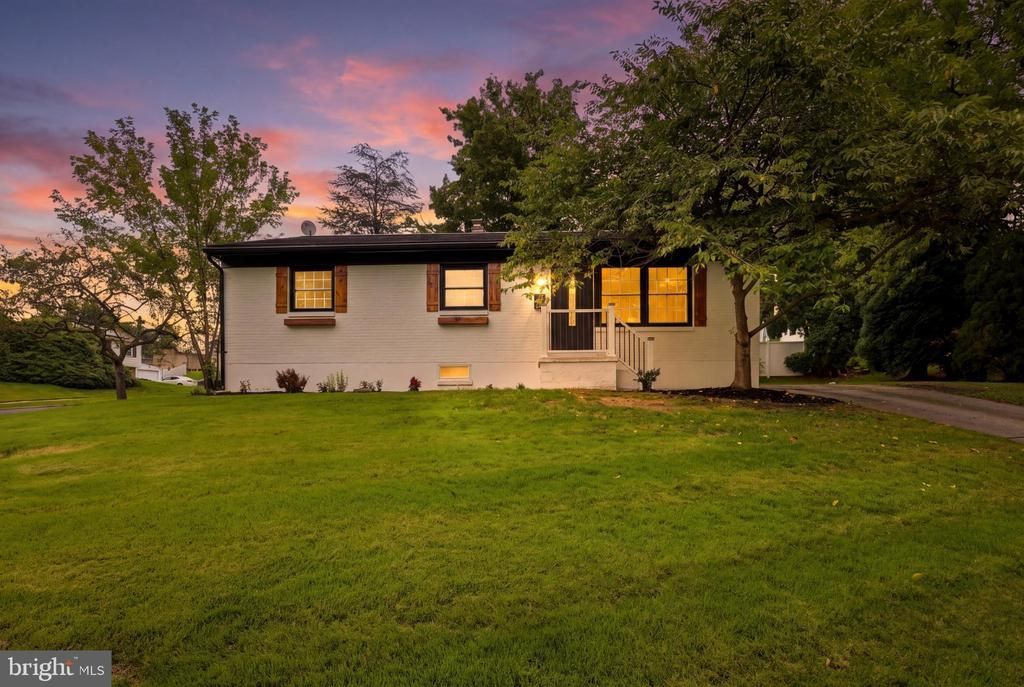 861 W FOXCROFT DRIVE , CAMP HILL, PA 17011