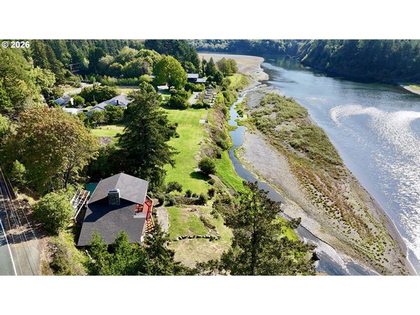 96476 N BANK ROGUE RIVER RD, Gold Beach, OR 97444