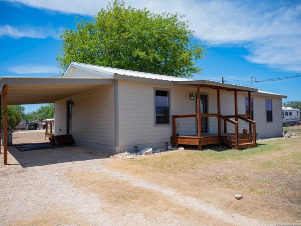604 Mountain View Dr, Bandera, TX 78003