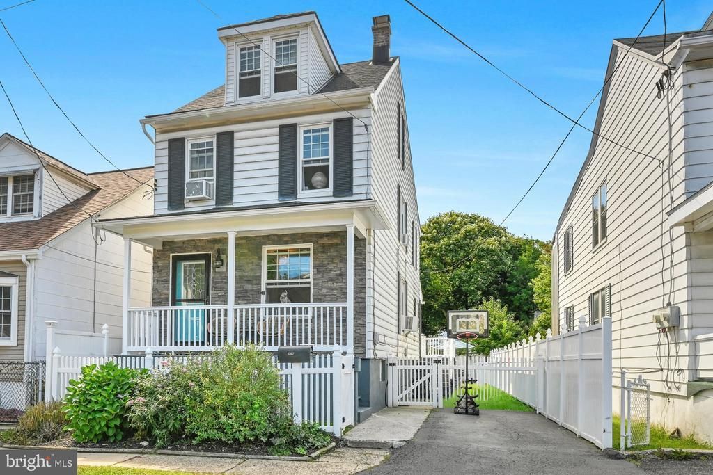 404 S FRONT STREET, SAINT CLAIR, PA 17970