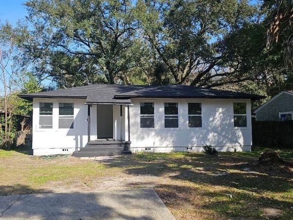 26 Kennington Dr, Pensacola, FL 32507