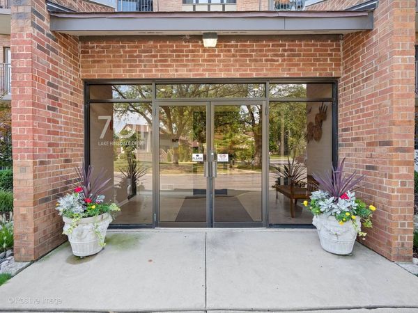 701 Lake Hinsdale Drive , Unit 410, Willowbrook, IL 60527