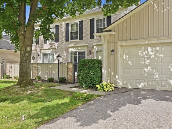 1204 Kings Cove Drive, Rochester Hills, Mi 48306