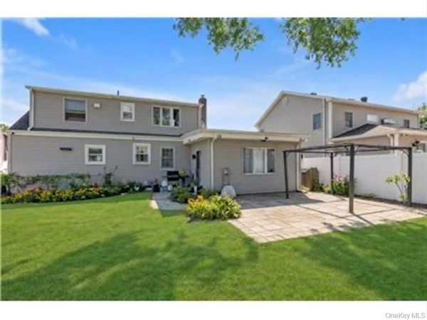 15 Lexington Avenue, Westbury, NY 11590