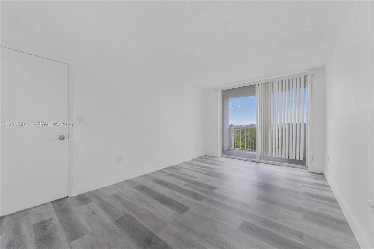 1300 NE Miami Gardens Dr, Unit 512E, Miami, FL 33179 Photo