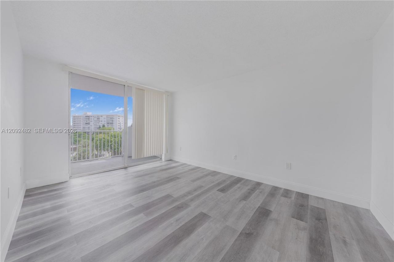 1300 NE Miami Gardens Dr, Unit 512E, Miami, FL 33179 Photo