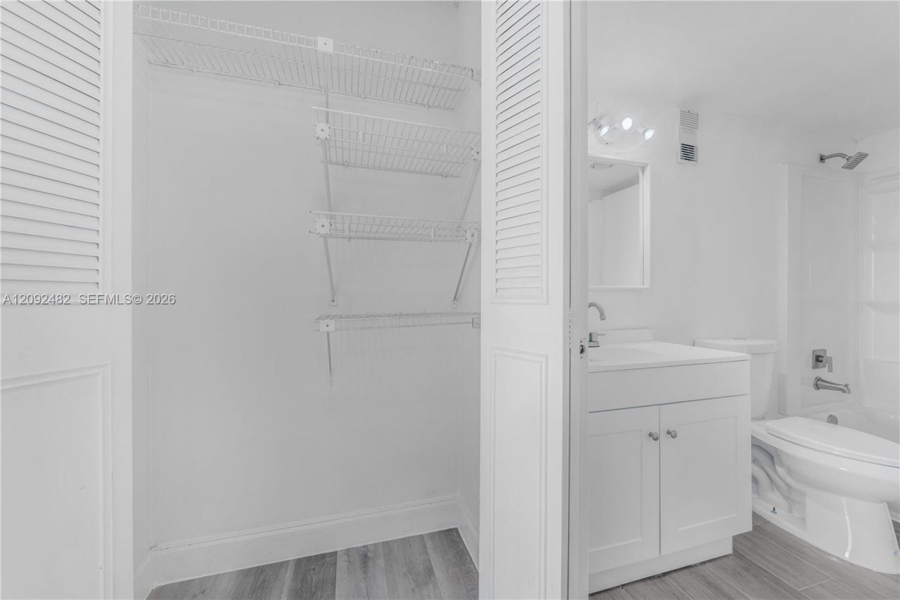 1300 NE Miami Gardens Dr, Unit 512E, Miami, FL 33179 Photo