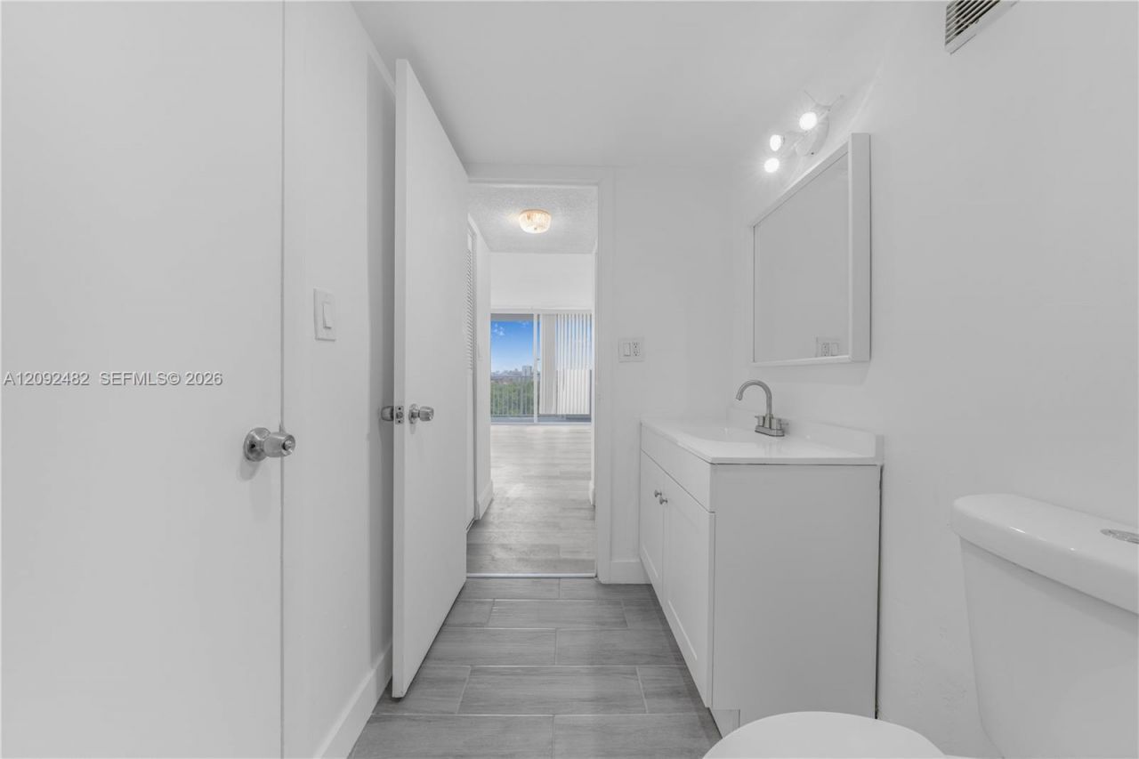 1300 NE Miami Gardens Dr, Unit 512E, Miami, FL 33179 Photo