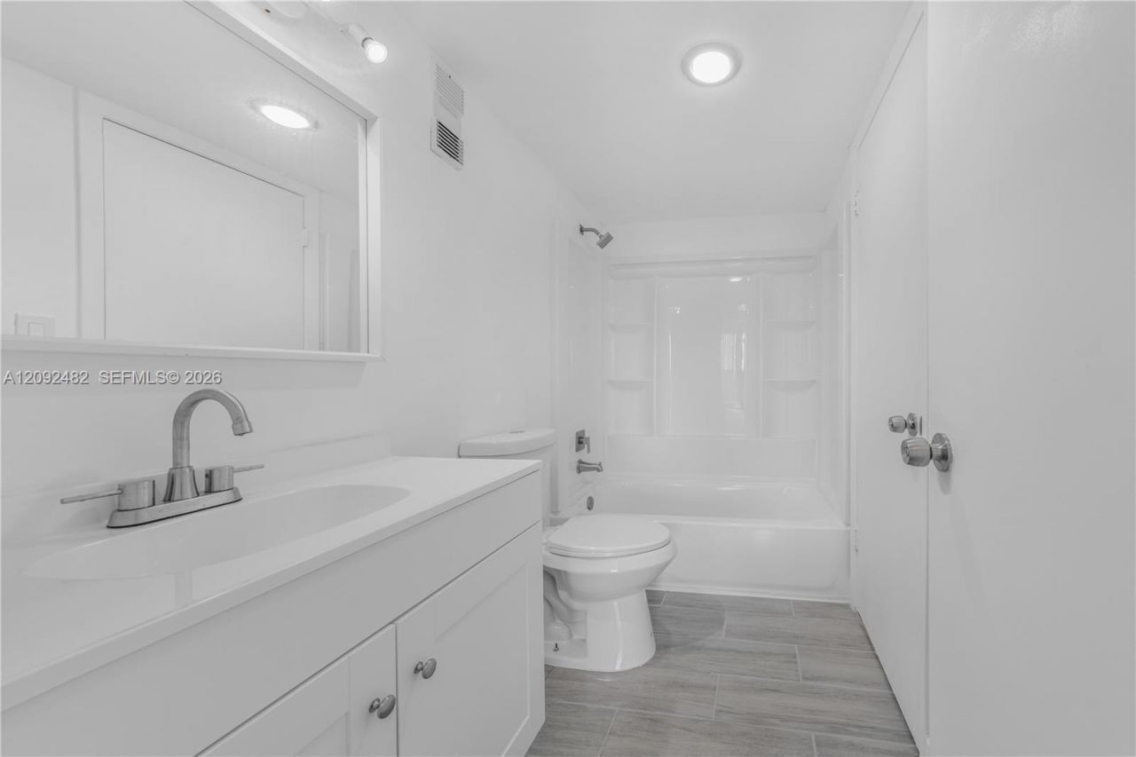1300 NE Miami Gardens Dr, Unit 512E, Miami, FL 33179 Photo