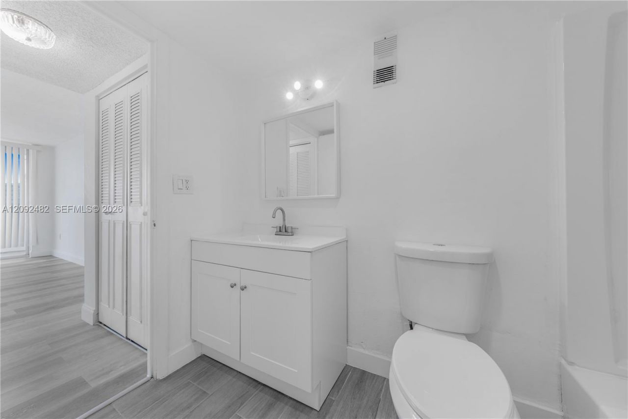 1300 NE Miami Gardens Dr, Unit 512E, Miami, FL 33179 Photo