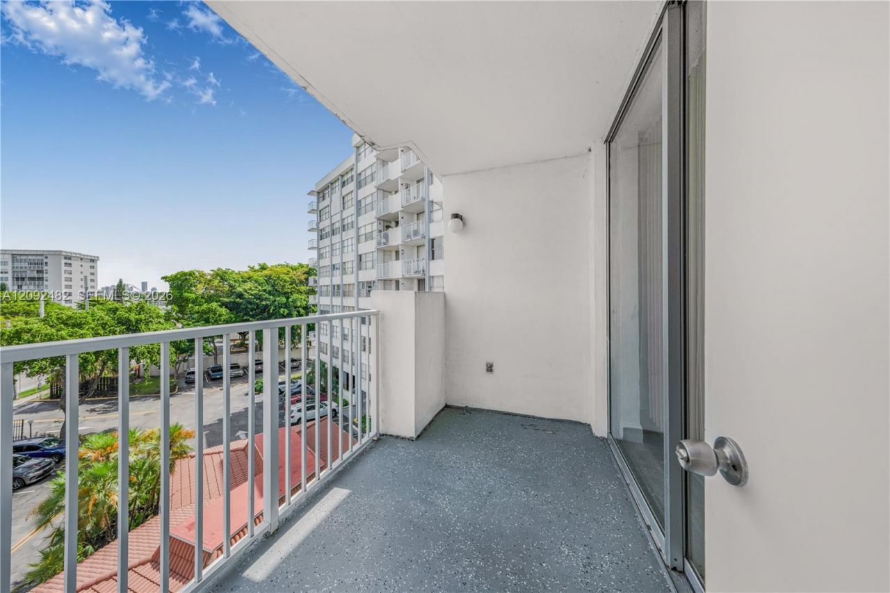 1300 NE Miami Gardens Dr, Unit 512E, Miami, FL 33179 Photo