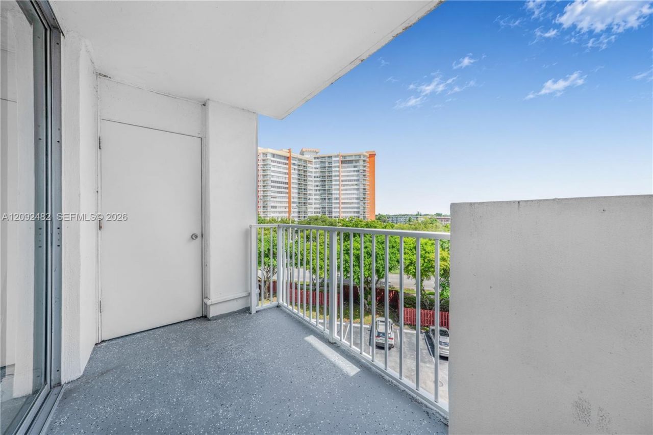 1300 NE Miami Gardens Dr, Unit 512E, Miami, FL 33179 Photo
