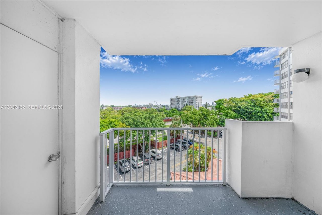 1300 NE Miami Gardens Dr, Unit 512E, Miami, FL 33179 Photo