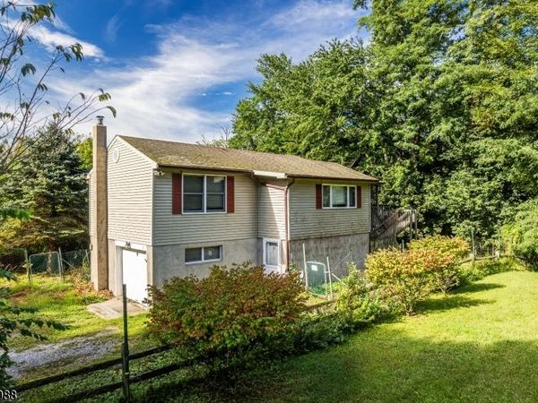10 Pine Dr, Liberty, NJ 07823