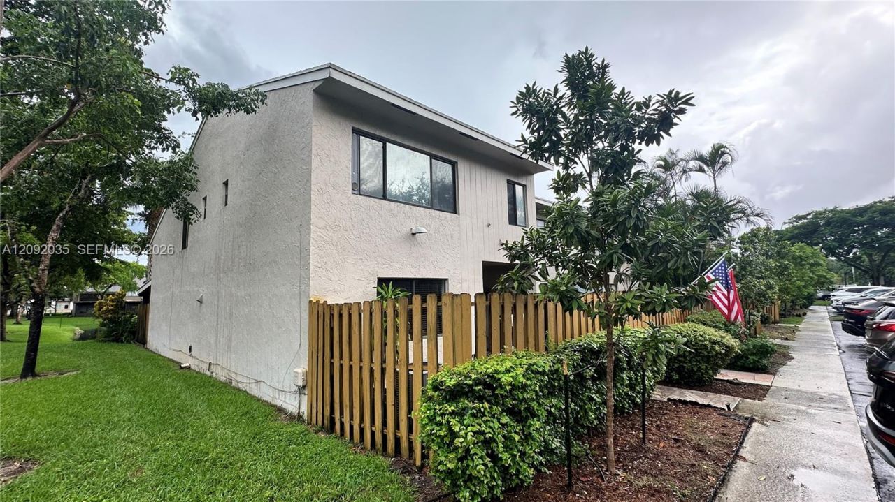 5012 S University Dr, Davie, FL 33328 Photo