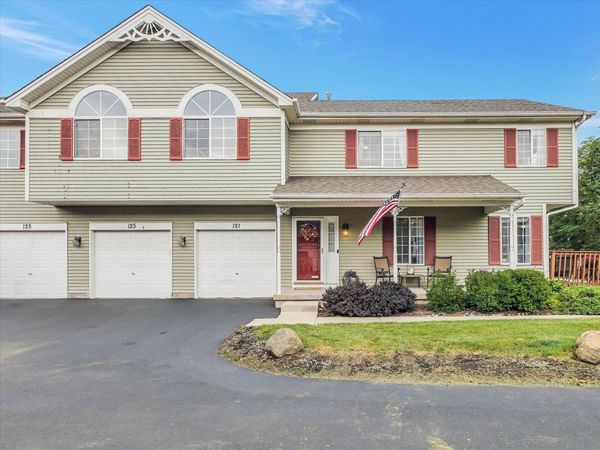 121 VILLAGE CREEK Drive, Unit 121, Lake In The Hills, IL 60156