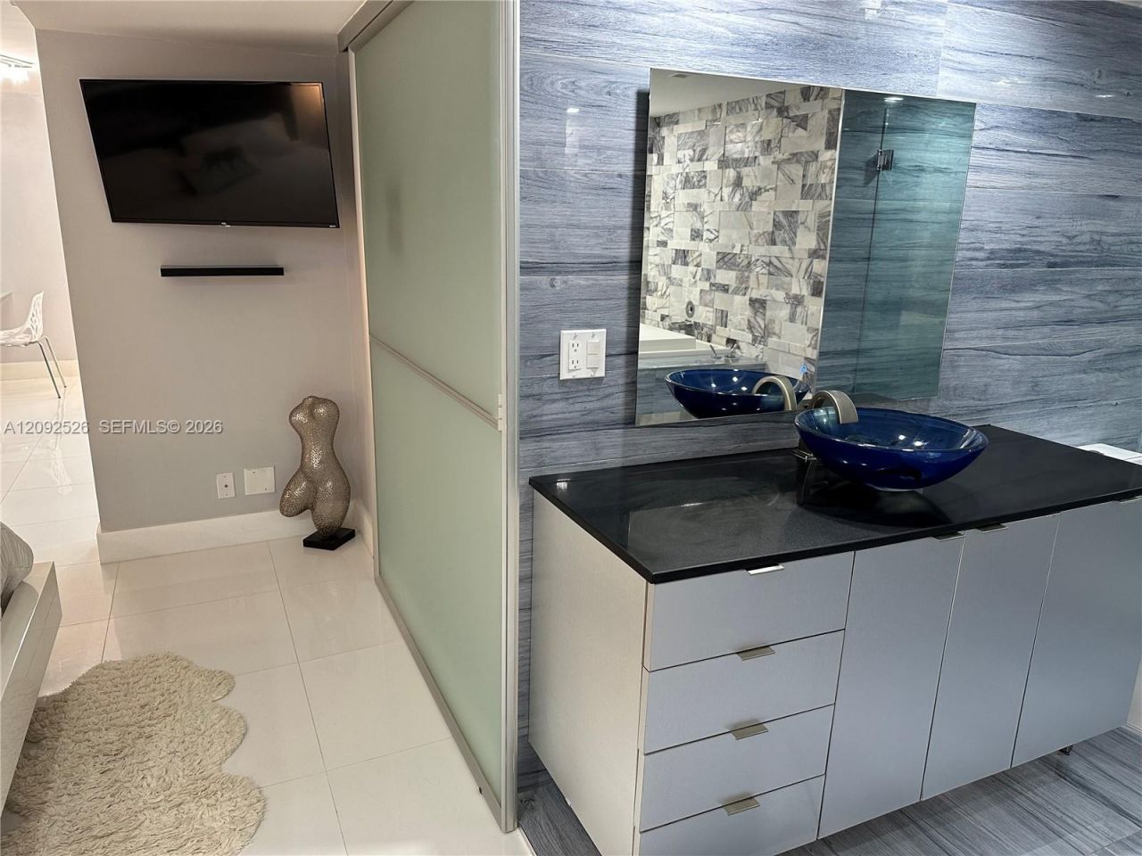 6039 Collins Ave, Unit 721, Miami Beach, FL 33140 Photo
