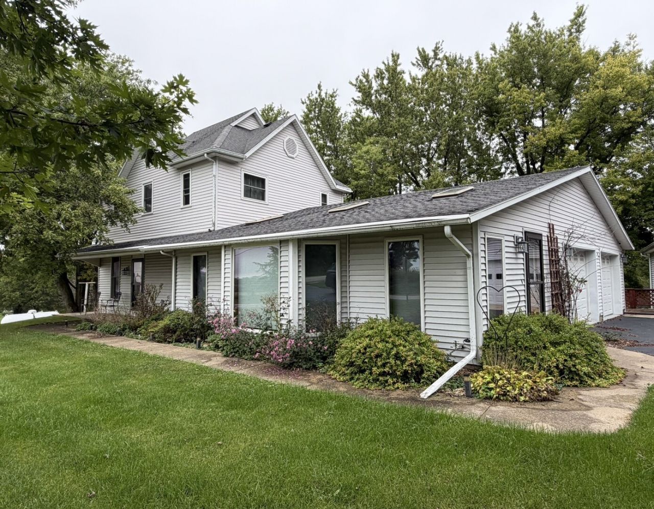 2472 W Red Oak Road, Freeport, IL 61032 Main Photo