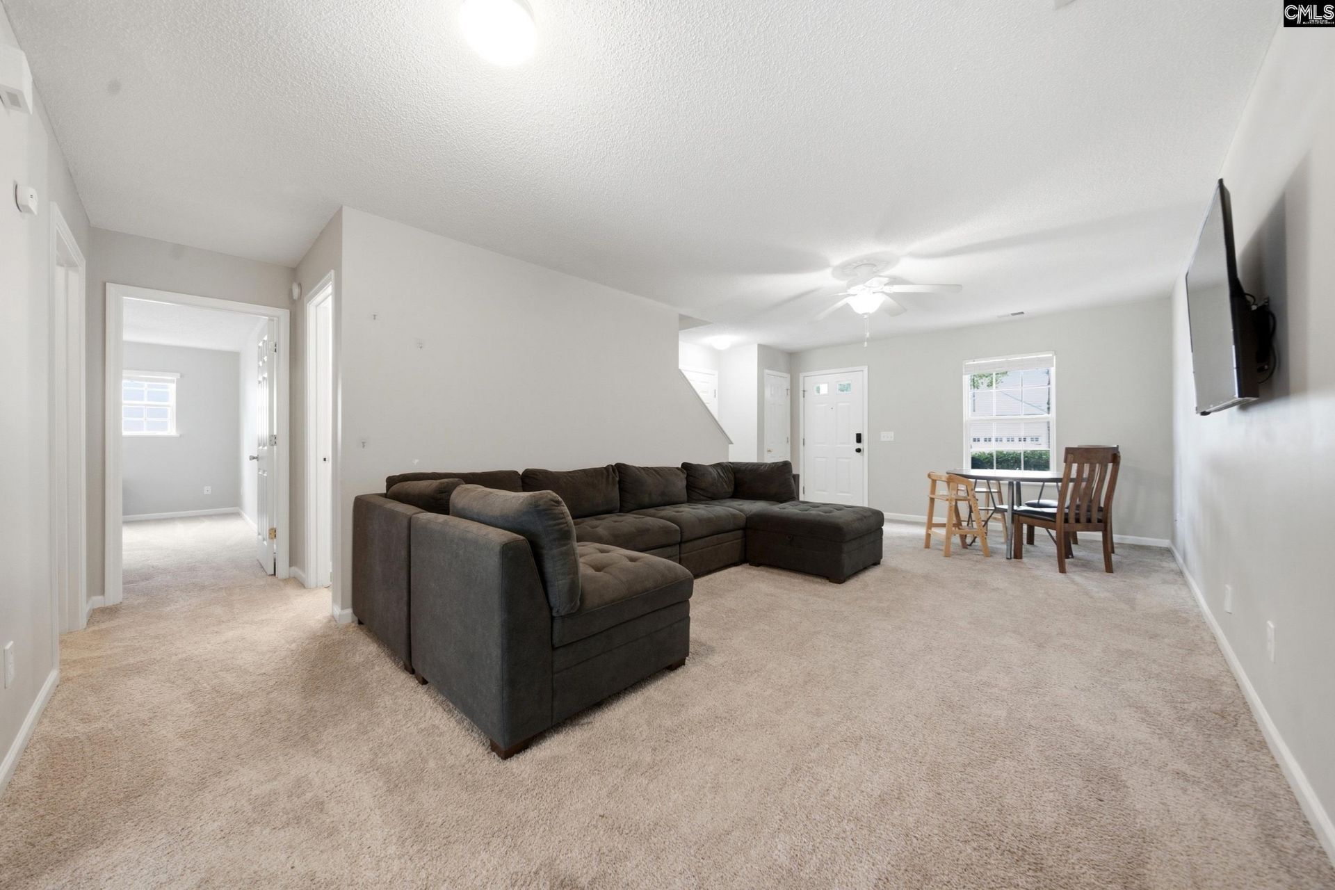 317 Denman Loop  Photo 6