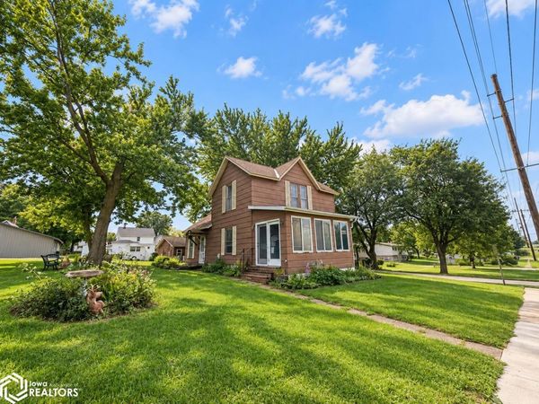916 Center Street, Brooklyn, IA 52211