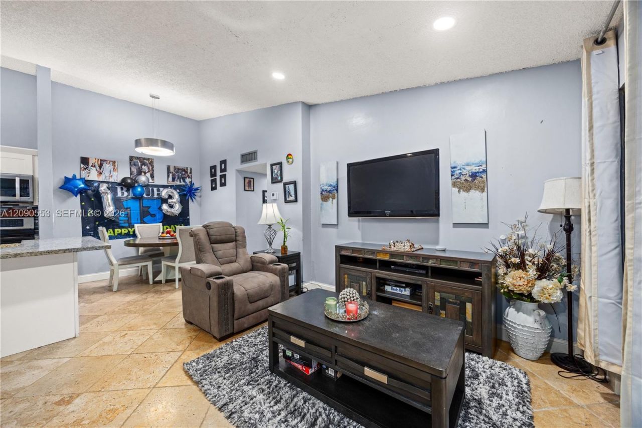 917 NE 199th St, Unit 204, Miami, FL 33179 Photo