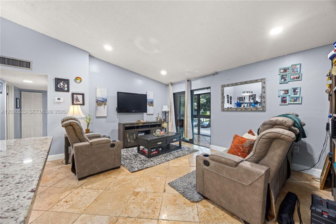917 NE 199th St, Unit 204, Miami, FL 33179 Photo