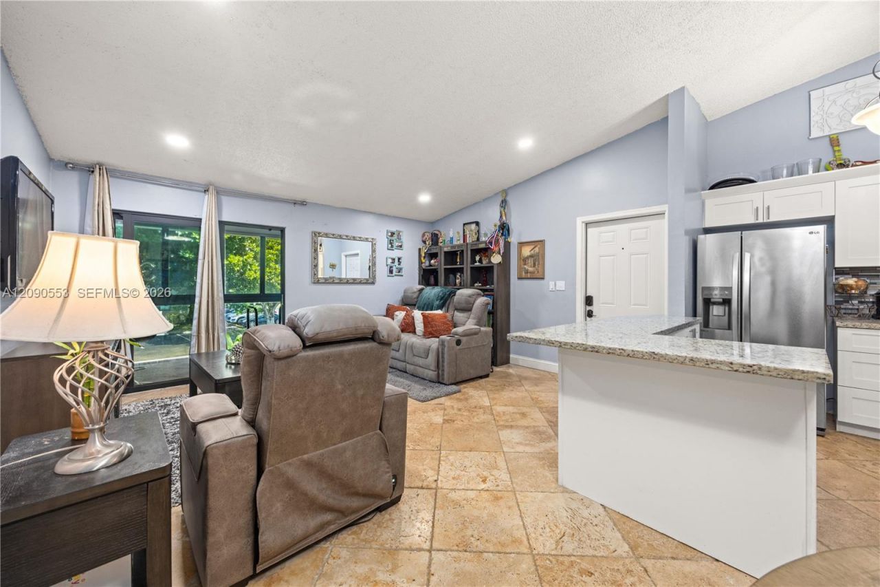 917 NE 199th St, Unit 204, Miami, FL 33179 Photo