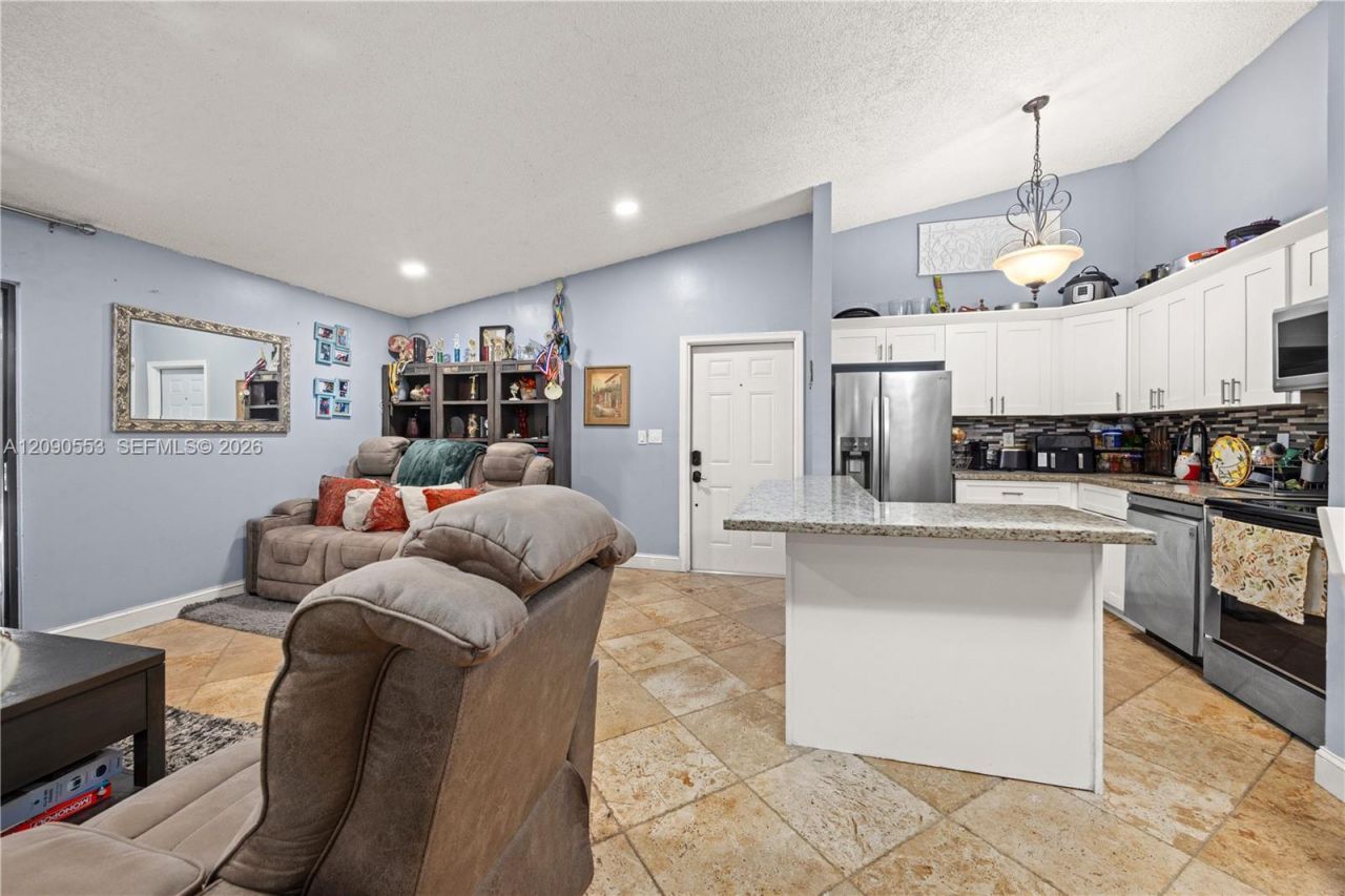 917 NE 199th St, Unit 204, Miami, FL 33179 Photo