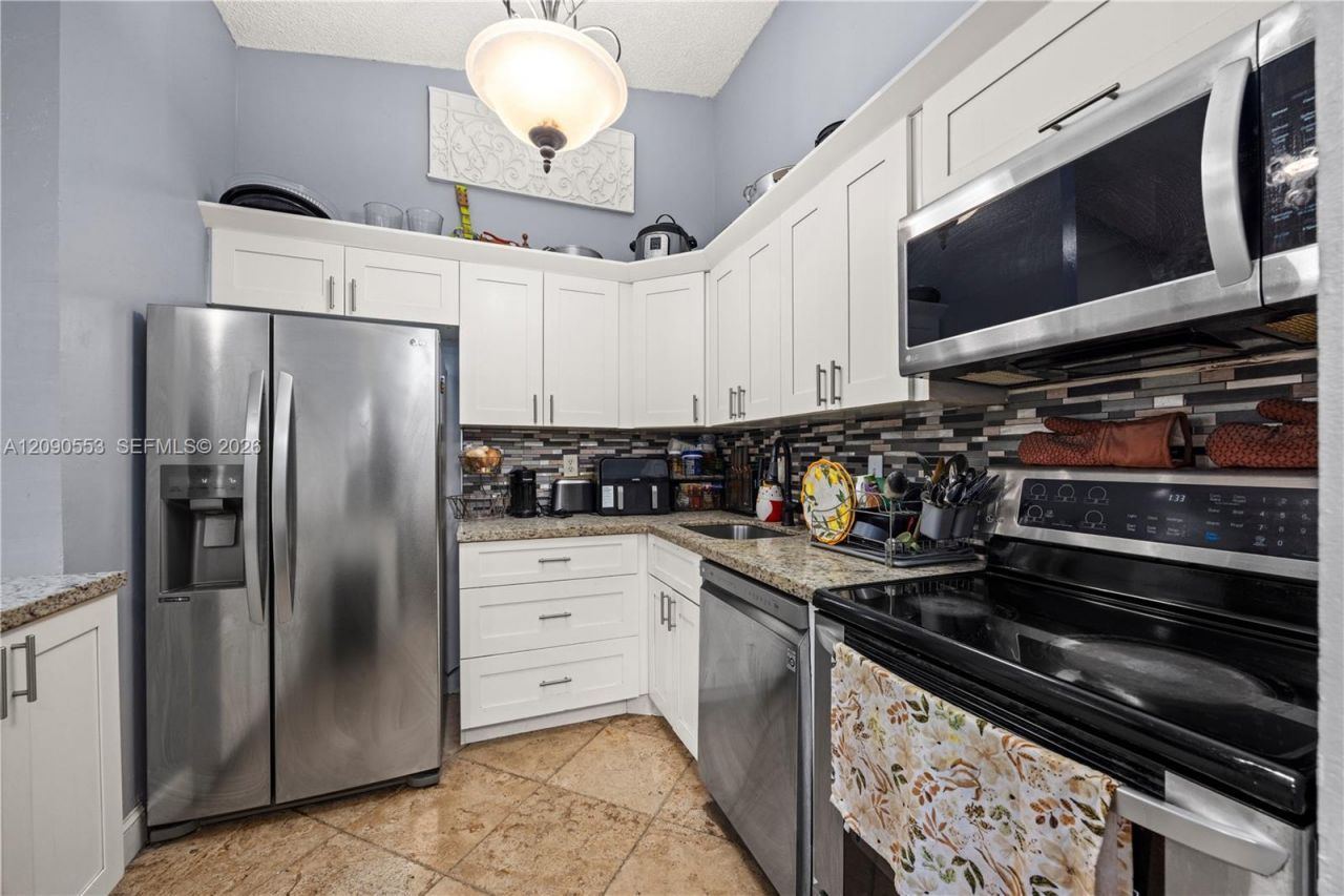 917 NE 199th St, Unit 204, Miami, FL 33179 Photo