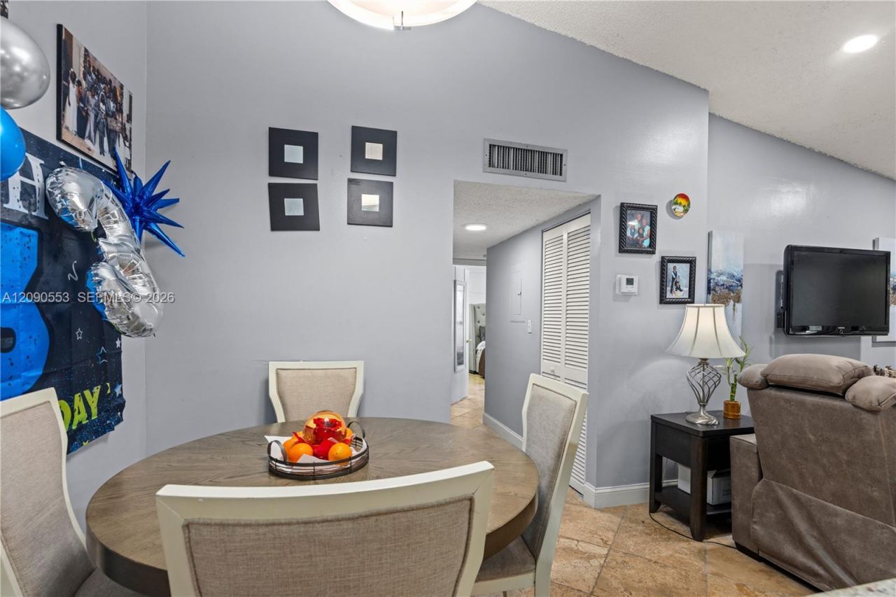917 NE 199th St, Unit 204, Miami, FL 33179 Photo