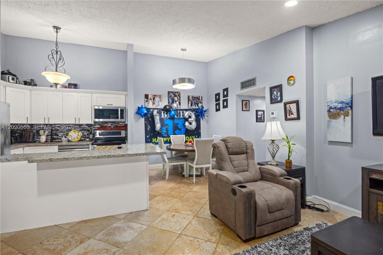917 NE 199th St, Unit 204, Miami, FL 33179 Photo