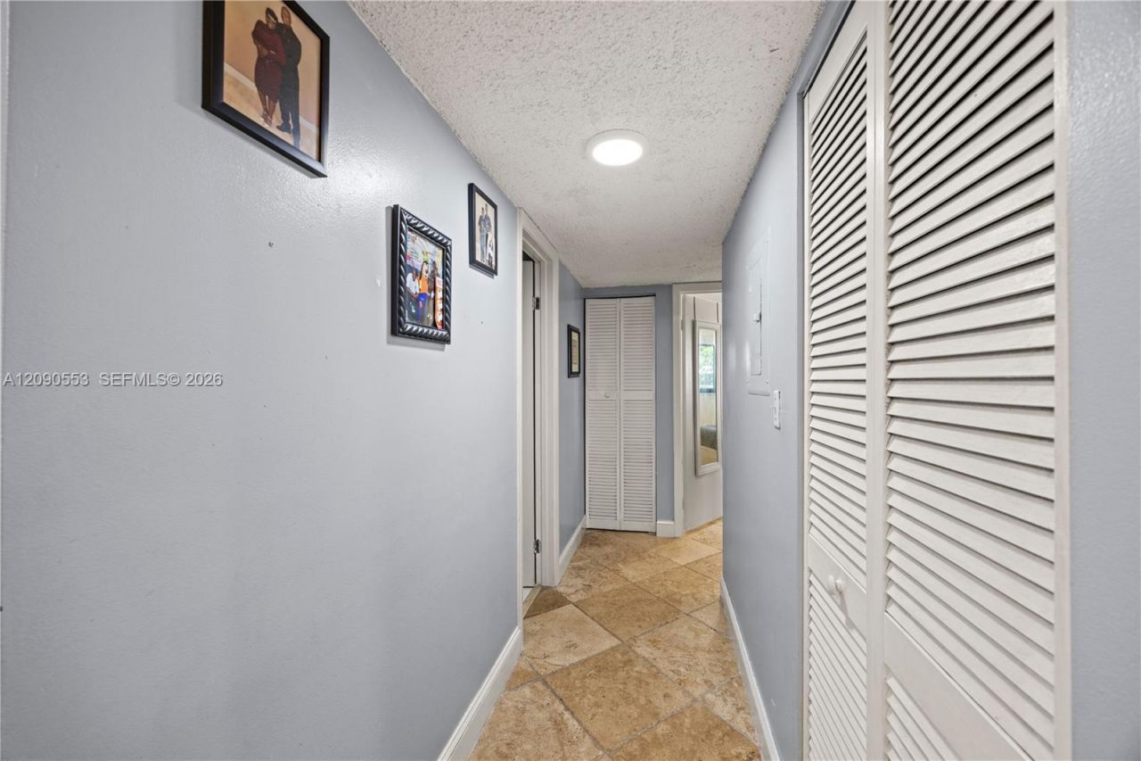 917 NE 199th St, Unit 204, Miami, FL 33179 Photo