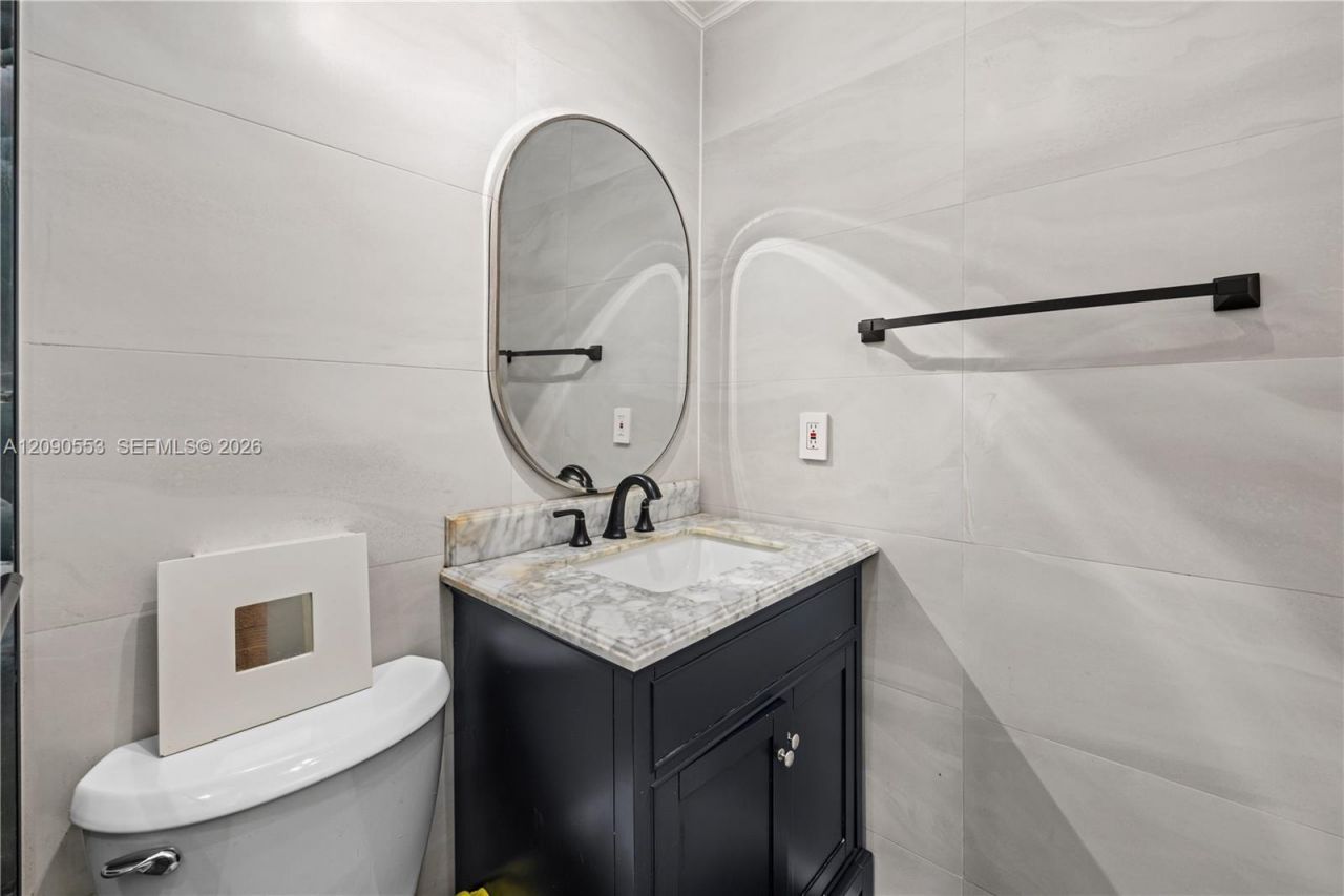 917 NE 199th St, Unit 204, Miami, FL 33179 Photo