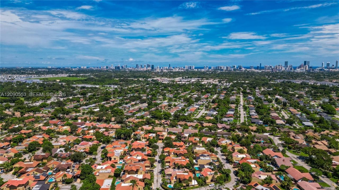 917 NE 199th St, Unit 204, Miami, FL 33179 Photo