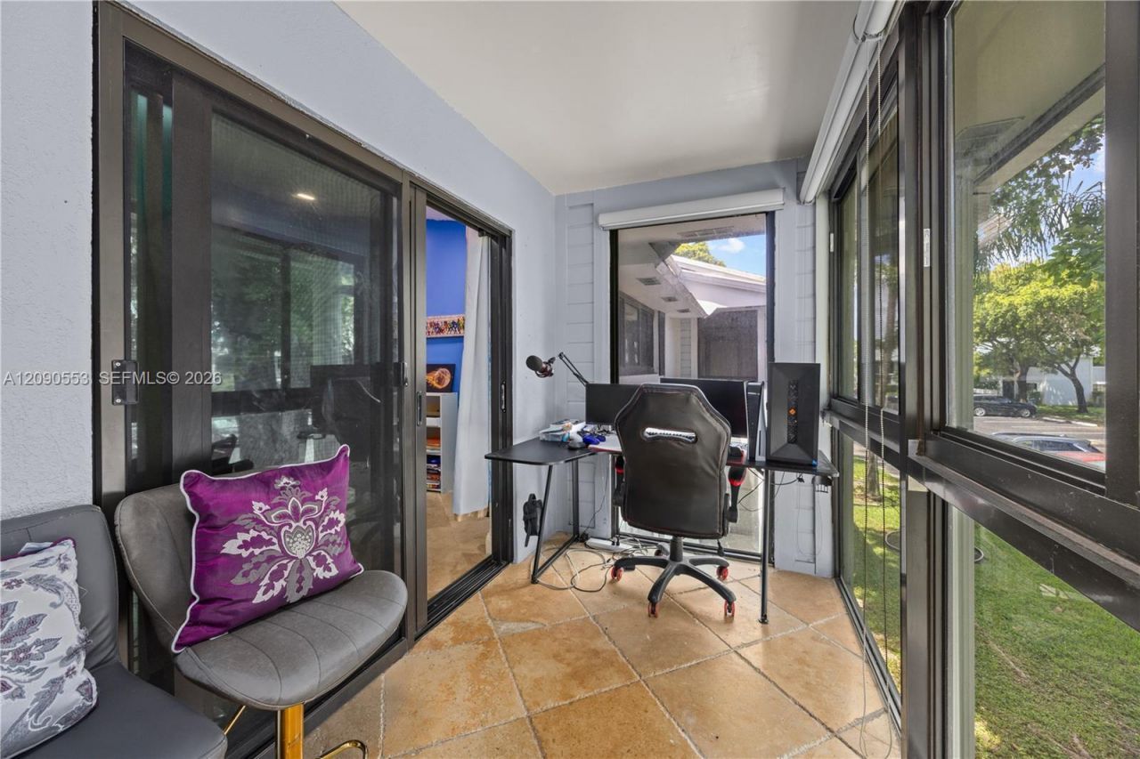 917 NE 199th St, Unit 204, Miami, FL 33179 Photo