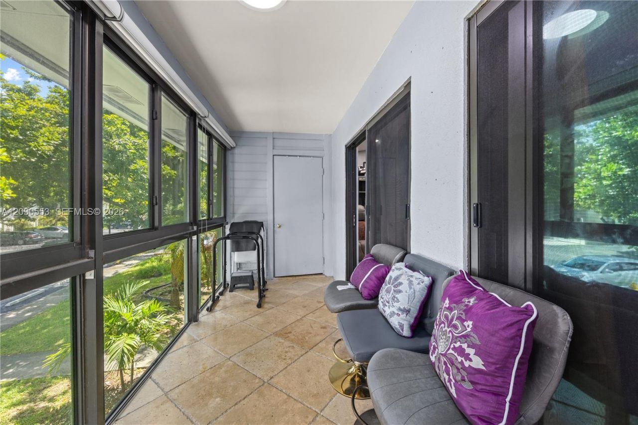917 NE 199th St, Unit 204, Miami, FL 33179 Photo