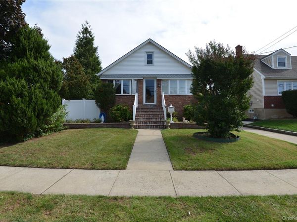 7 S Bay Avenue, Freeport, NY 11520