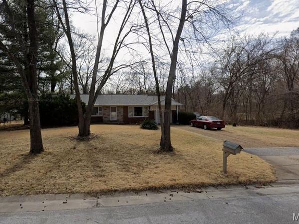 444 Essen Lane , Ballwin, MO 63021