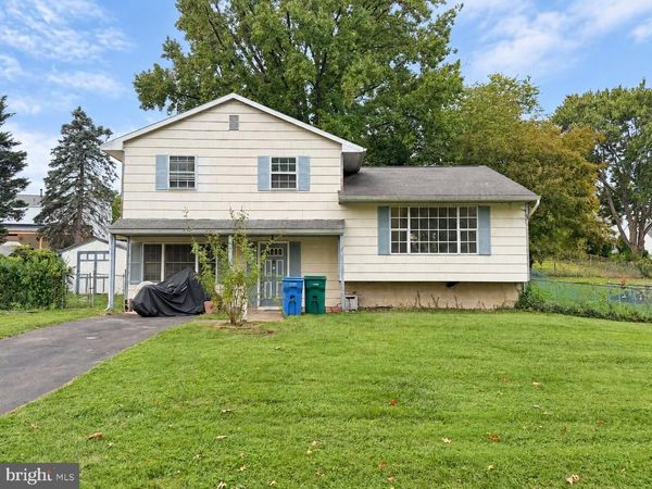 207 PARKWAY CIRCLE , FAIRLESS HILLS, PA 19030