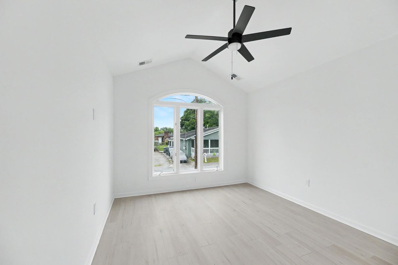 2709 Henry Street Photo 5