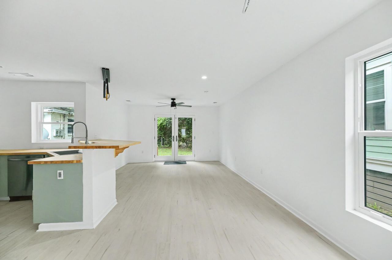 2709 Henry Street Photo 8