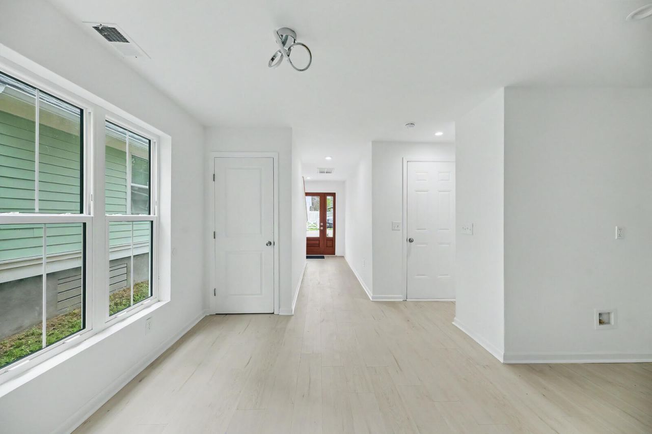 2709 Henry Street Photo 9