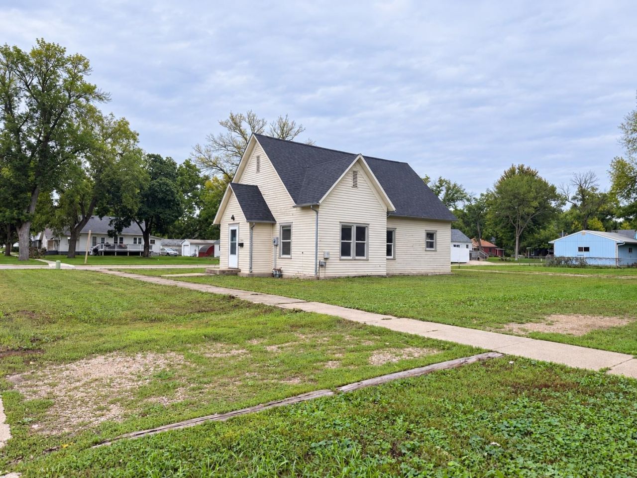 520 N 4th Street, Estherville, IA 51334 Main Photo