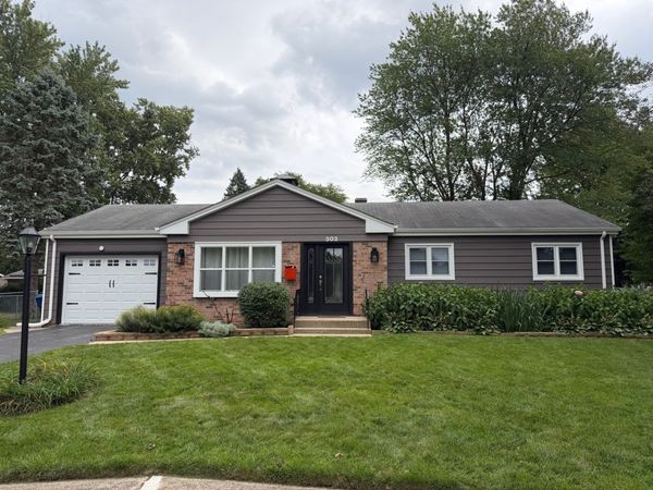 303 Lee Court , Crystal Lake, IL 60014