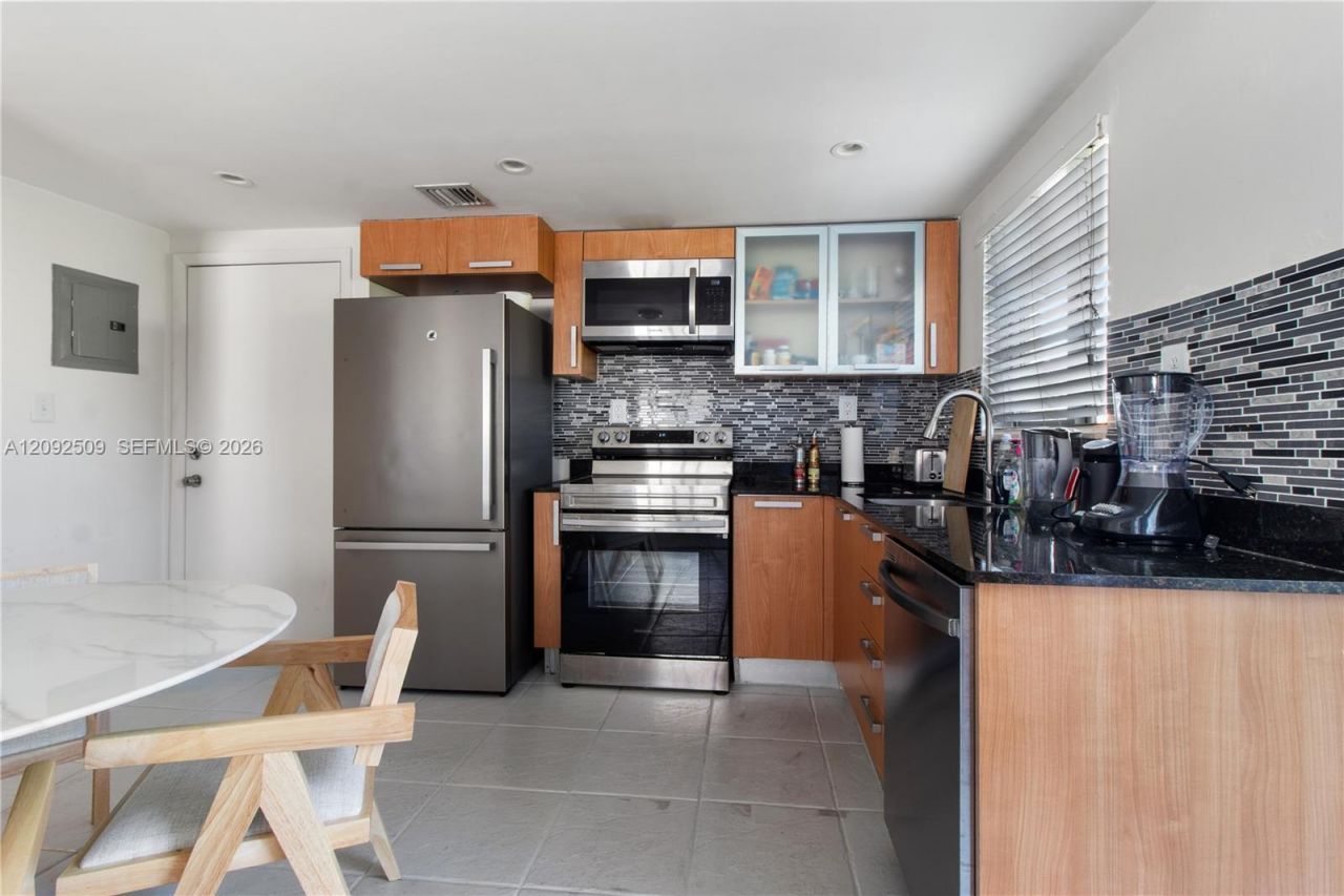 1050 7th St, Unit 1050-3, Miami Beach, FL 33139 Photo
