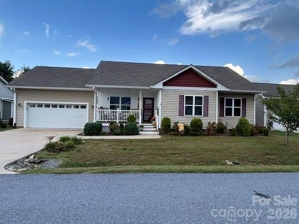 27 Day Lilly Court, Hendersonville, NC 28739